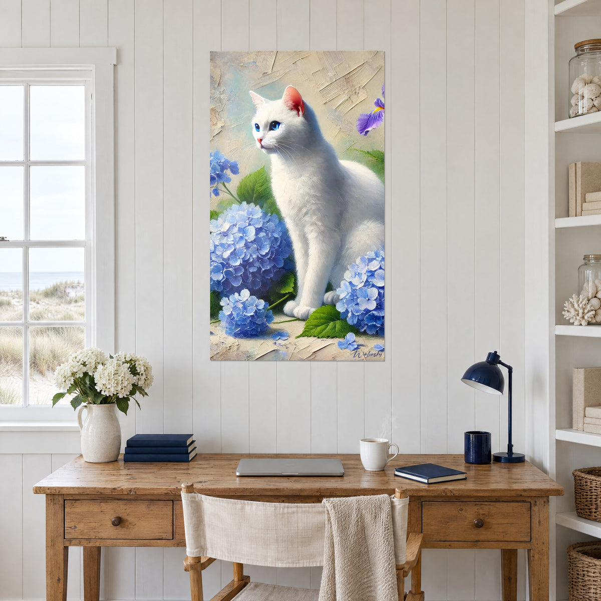 Cuadro gato angora blanco sentado, mirada azul, hortensias azul ultramar y follaje verde, colgado encima de un escritorio de madera