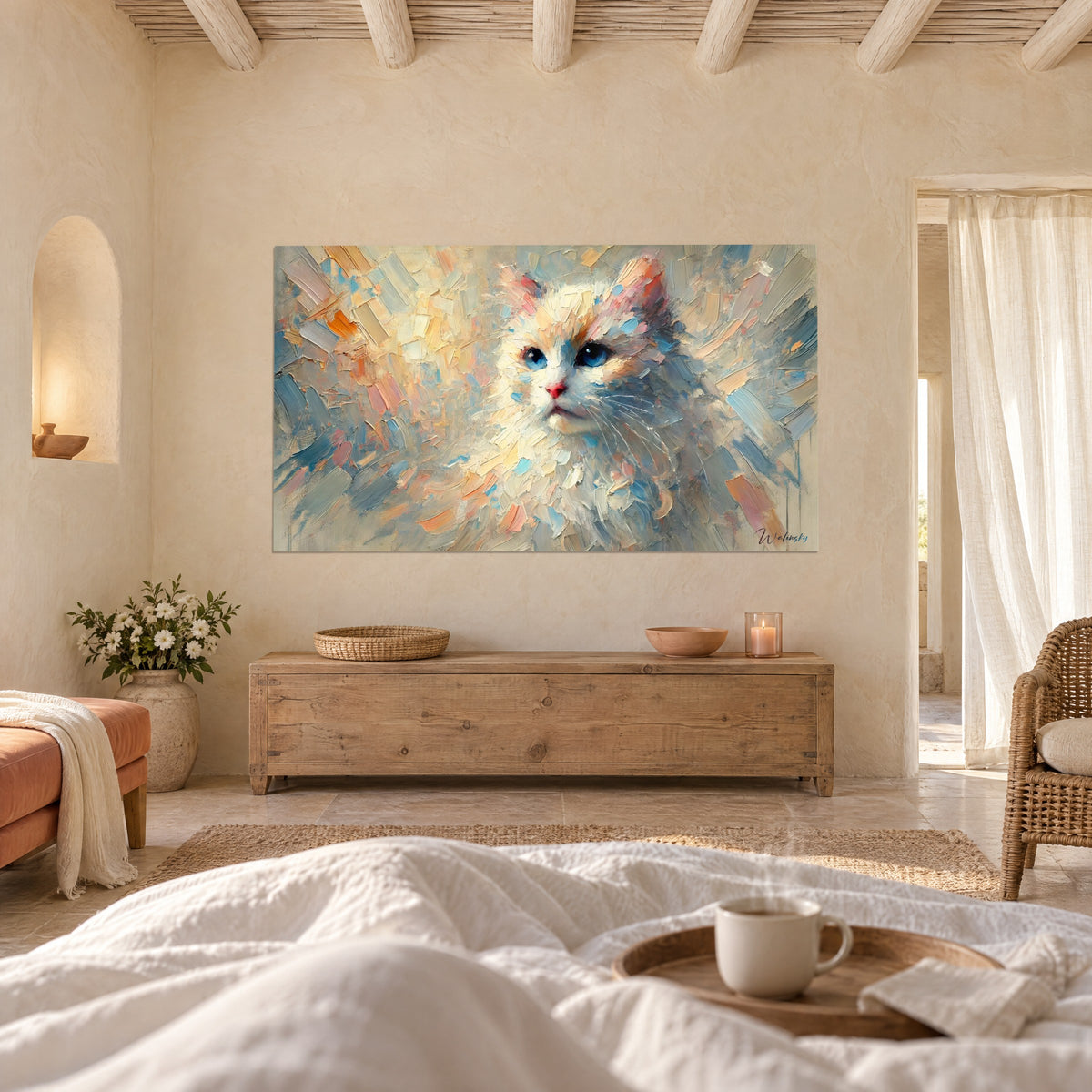 Cuadro retrato felino marfil y turquesa en pasta gruesa, sobre una cama en un dormitorio luminoso
