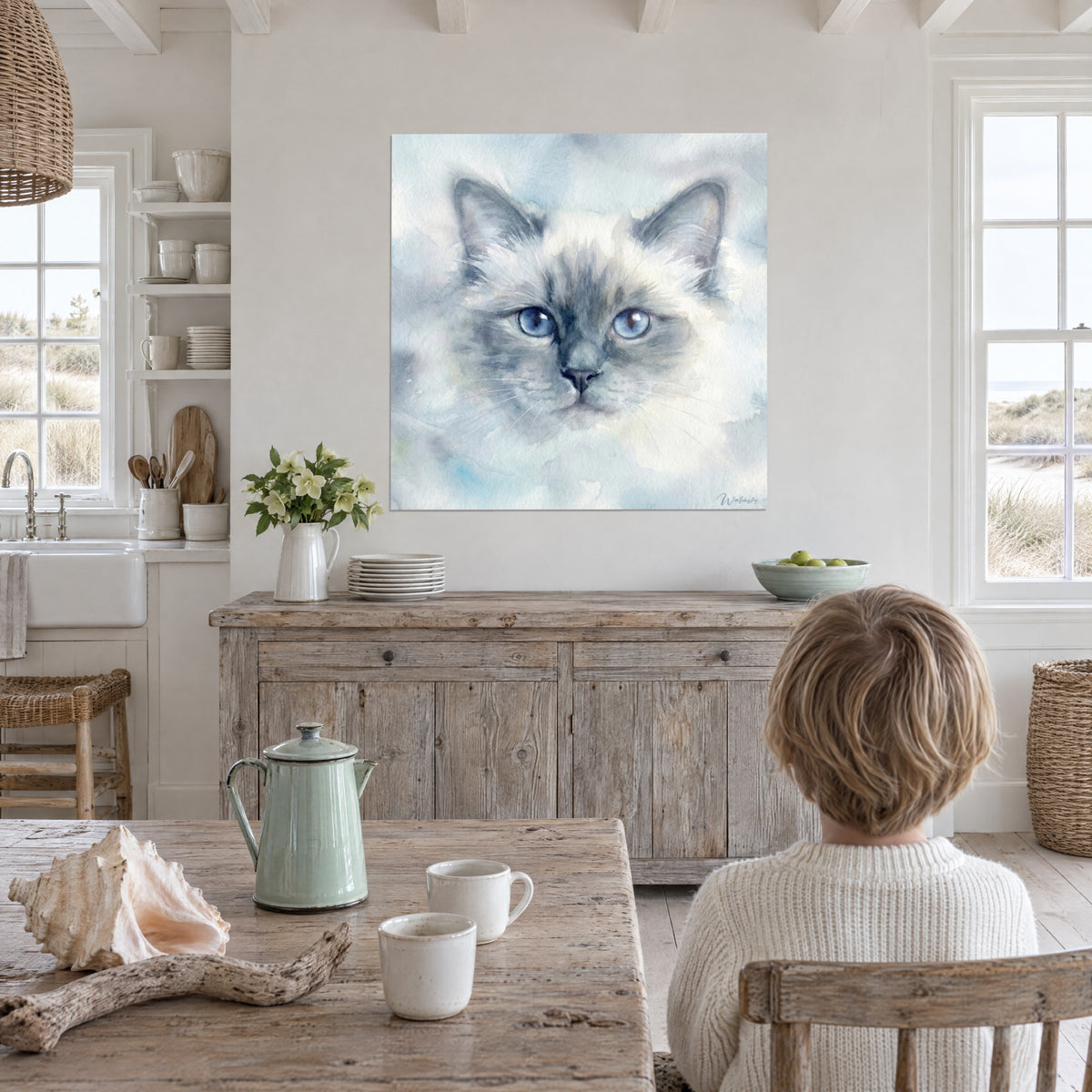 Cuadro cabeza de gato de ojos zafiro, pelaje blanco roto fundido en acuarelas azul cielo, en una cocina junto al mar