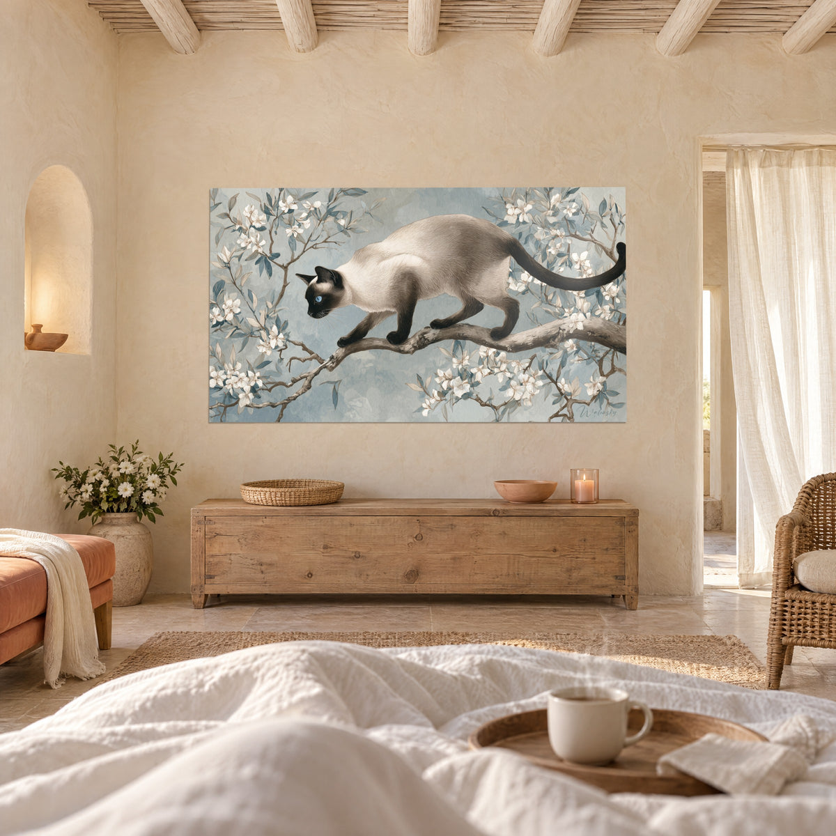 Cuadro gato birmano sobre rama florecida, pelaje crema, cola marrón y hojas azul pálido, encima de una cama en un dormitorio luminoso