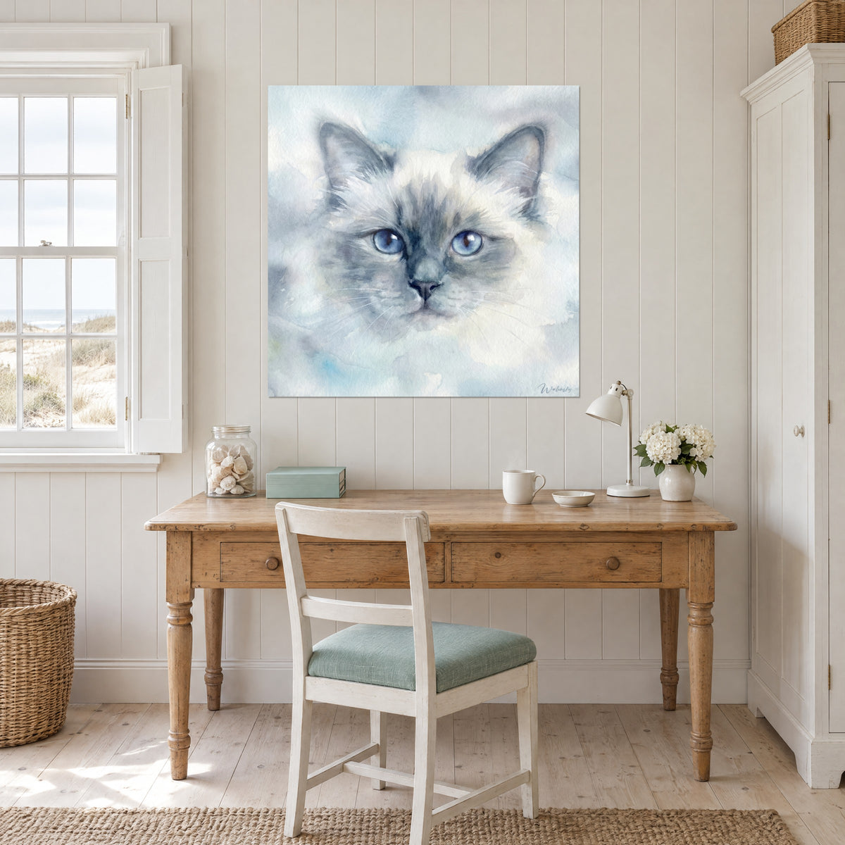 Cuadro gato sagrado de Birmania, hocico gris acero y nariz rosada, fondo azul pálido, encima de un escritorio de madera clara