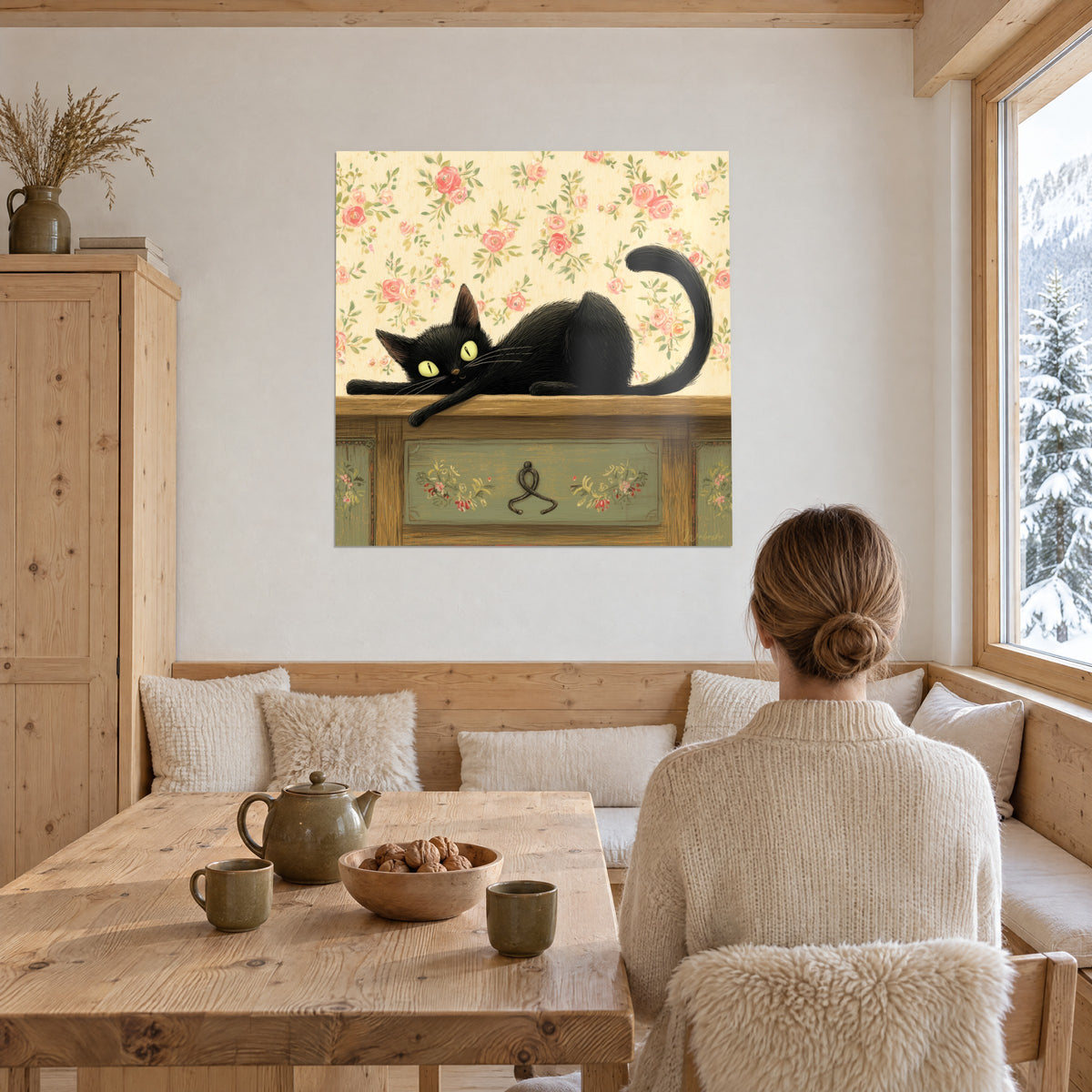Gemälde eines Bombay-Katers mit hochgebogenem Schwanz, zitronengelbem Blick, korallenfarbenen Rosen auf cremefarbenem Grund, Frau von hinten am Tisch nahe einer verschneiten Fensterfront