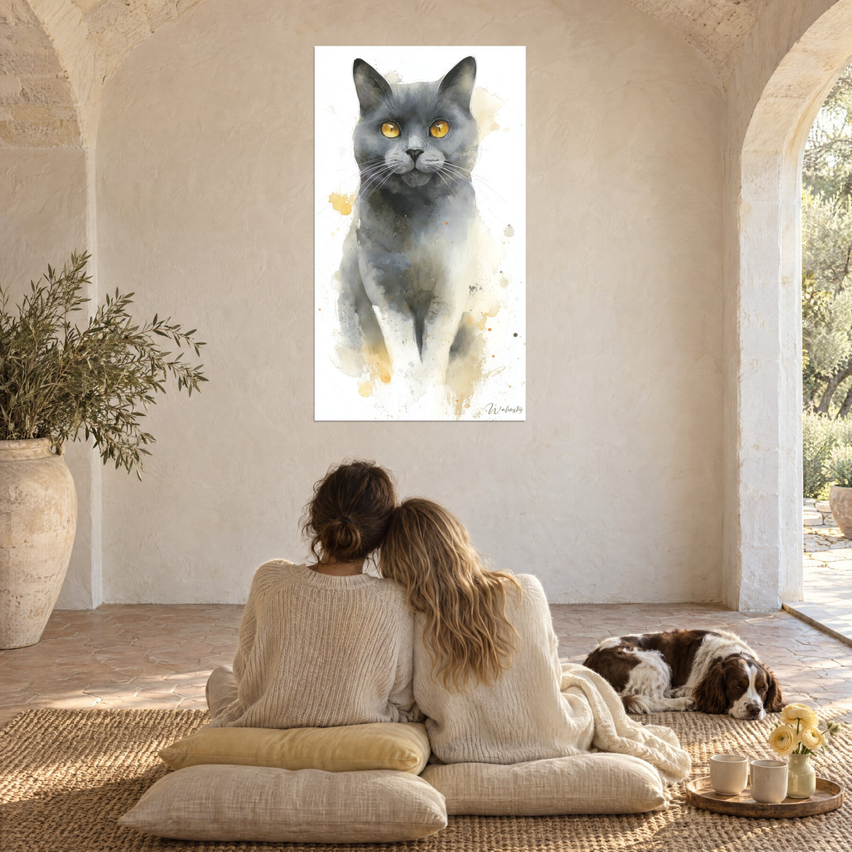 Πίνακας γάτα Chartreux καθισμένη όρθια, μυτερά αυτιά γκρι ανθρακί, ώχρα πασπαλίσματα, απέναντι από θολωτό σαλόνι με θέα στις ελιές