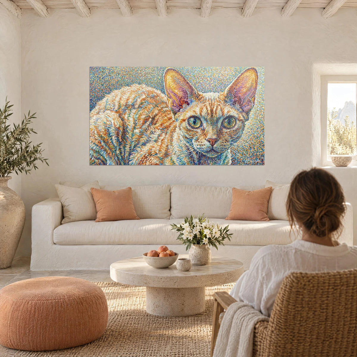 Schilderij Devon rex-kat met enorme oren, oker en vergeet-mij-nietblauw in pointillistische stippen, boven een bank in een lichte woonkamer