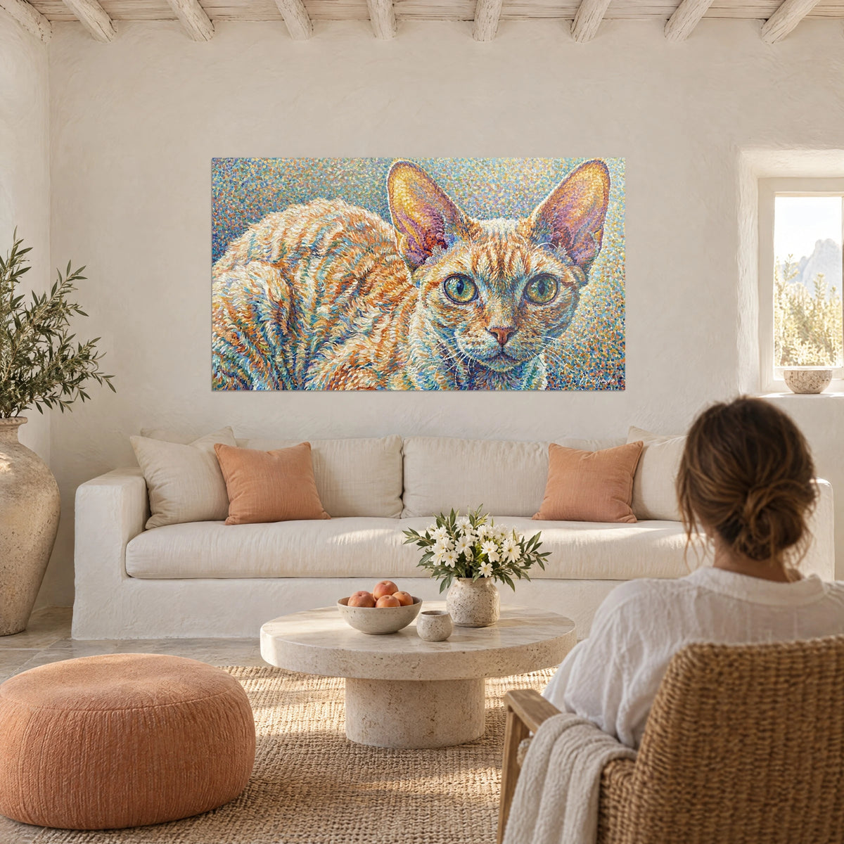 Tableau chat Devon rex aux oreilles immenses, ocre et bleu pervenche, touches de pointillisme, au-dessus d'un canapé dans un salon lumineux