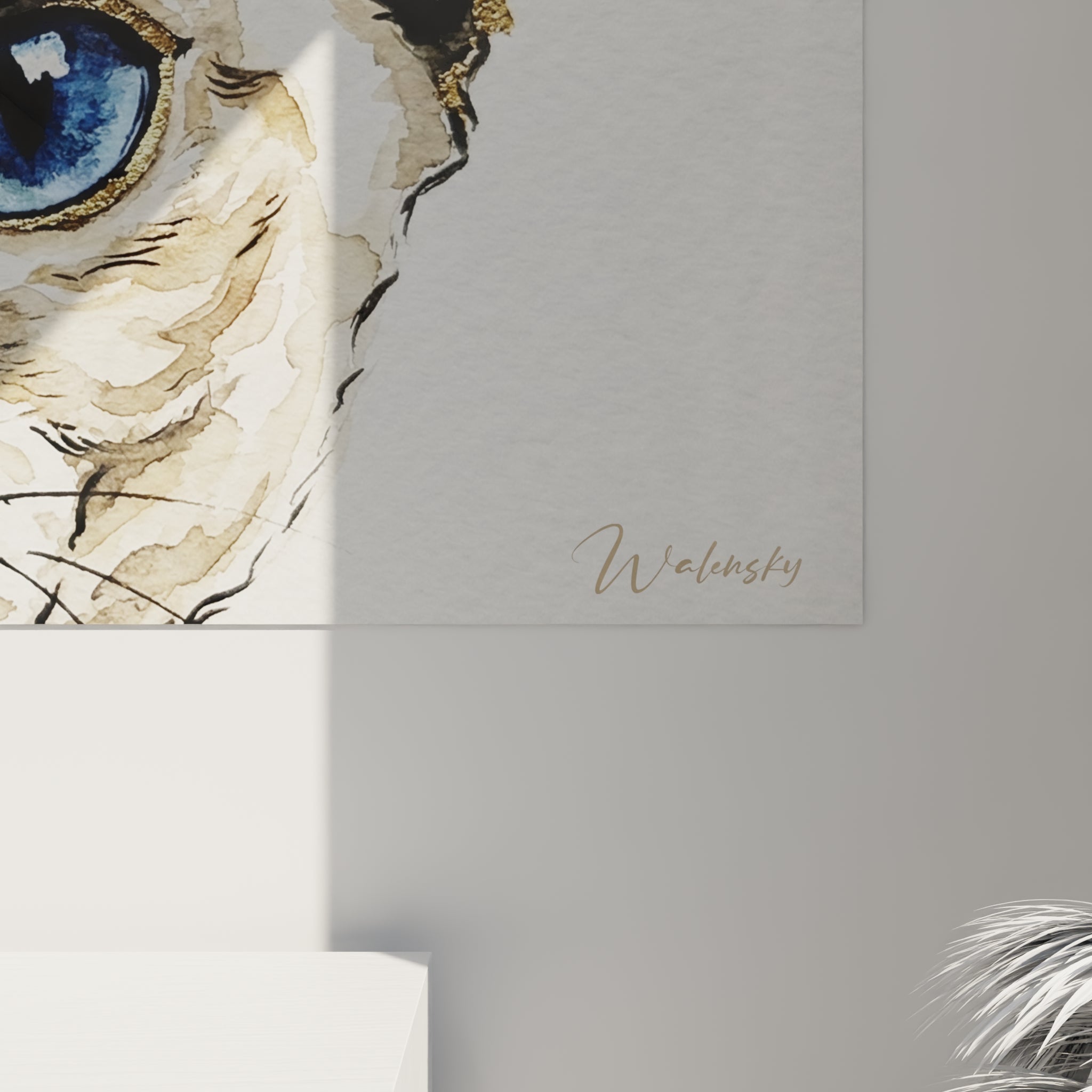 Détail des coulures brunes et touches dorées du pelage du chat Devon rex, texture aquarelle visible