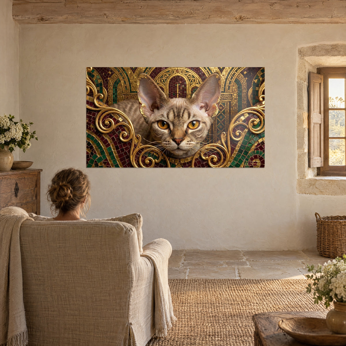 Tableau tête de chat sur trône de mosaïque dorée, tesselles pourpres et vertes, mur chaulé d'une maison provençale