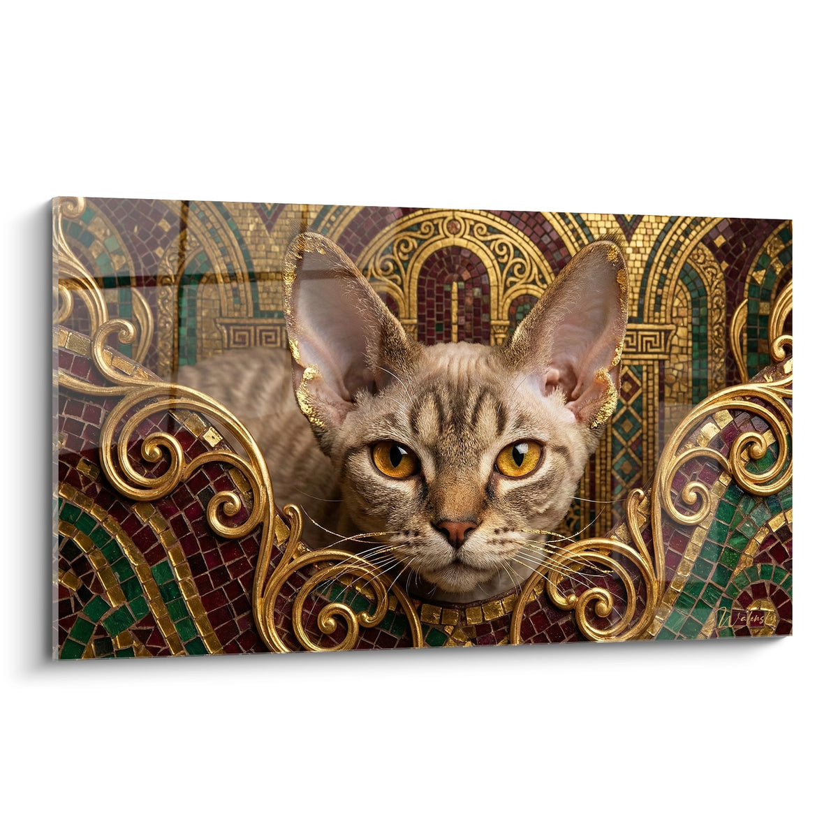 Chat Devon rex tigré aux yeux ambrés, encadré de mosaïques dorées et bordeaux byzantines