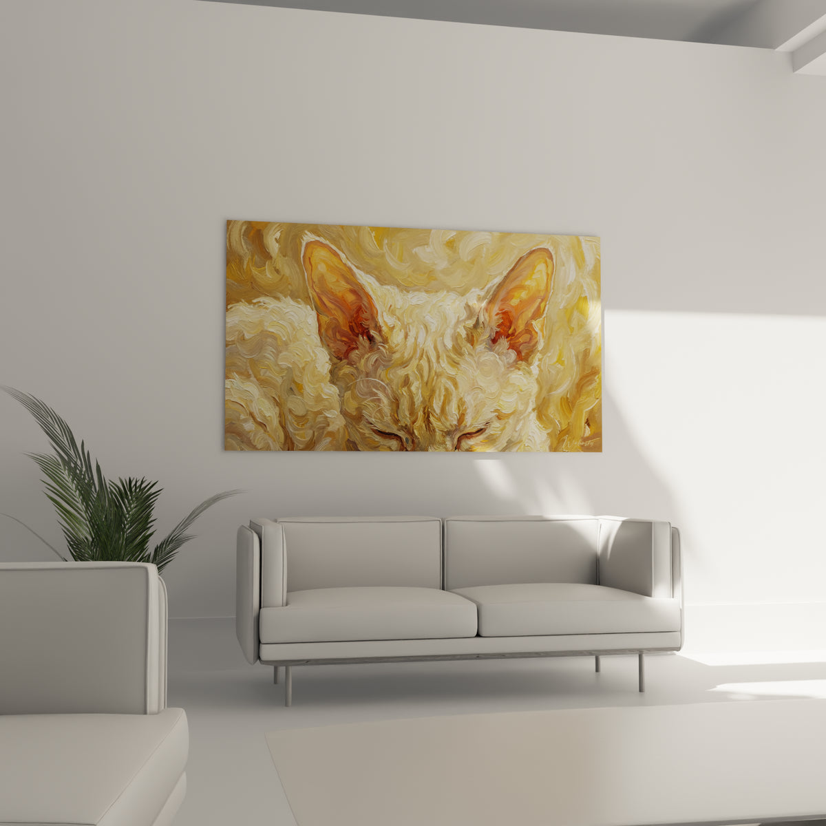 Pelage doré et ocre du chat Devon rex peint en touches épaisses, au-dessus d'un canapé dans un salon lumineux