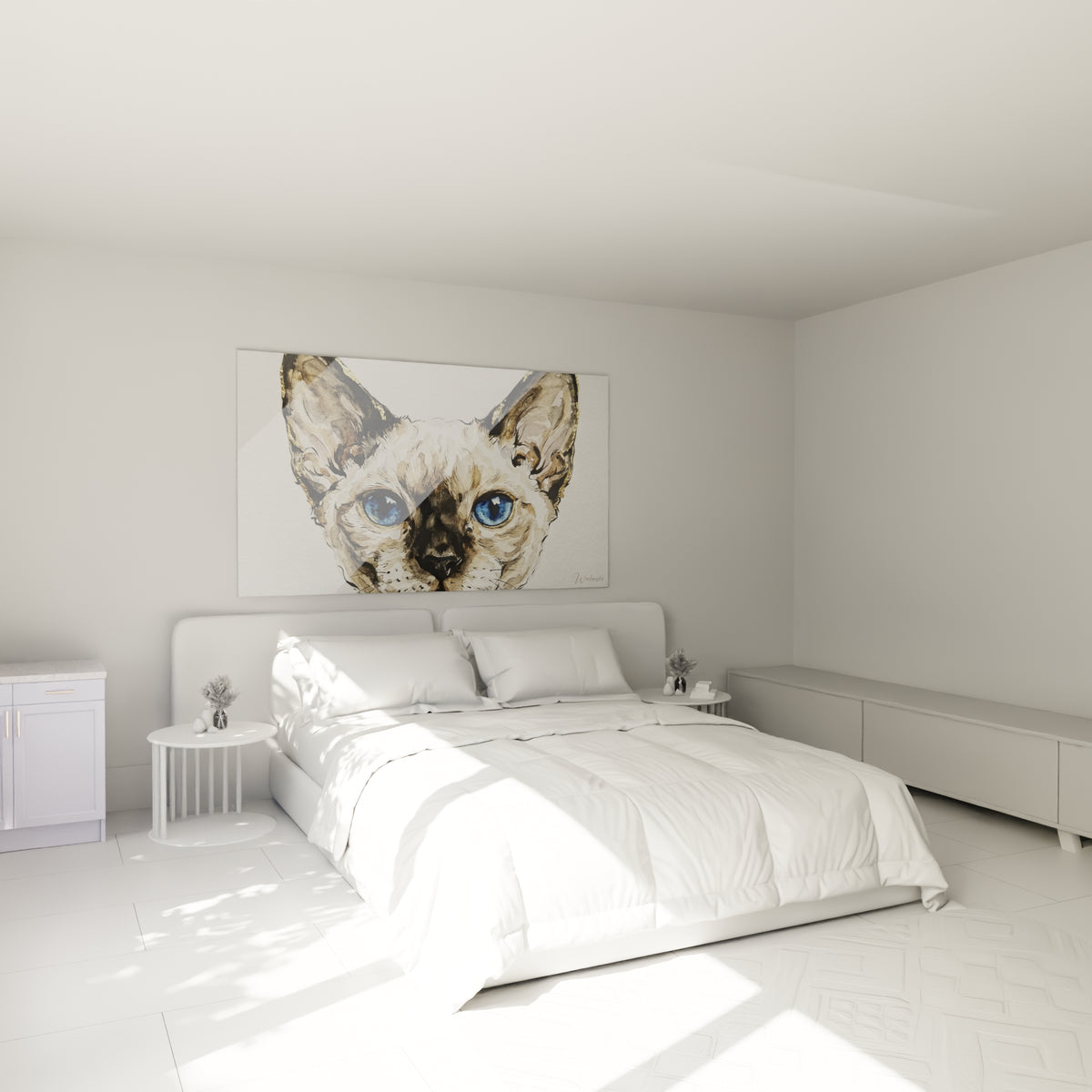 Portrait de chat Devon rex brun et doré aux yeux bleus, au-dessus d'un lit dans une chambre claire
