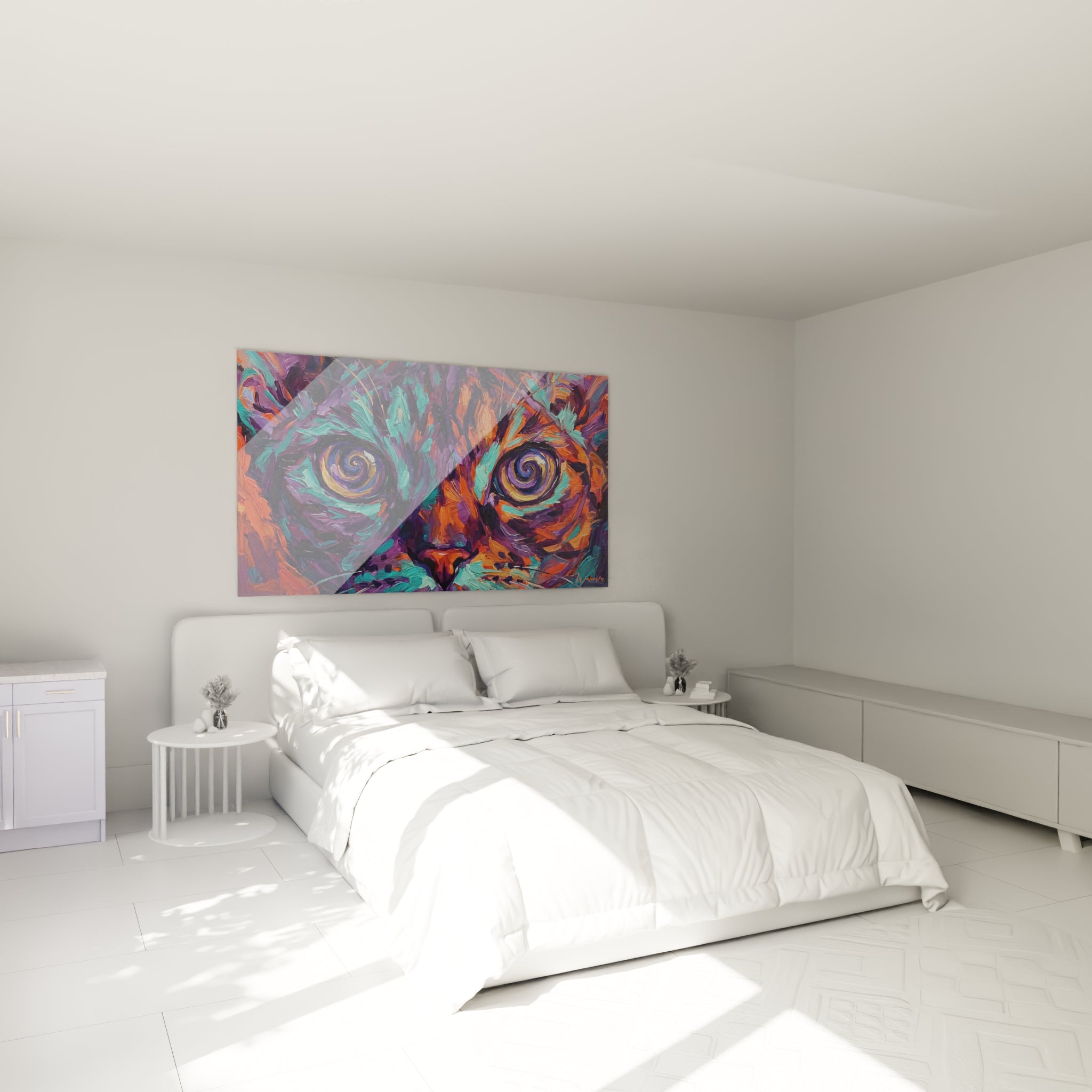 Portrait félin turquoise et orange aux yeux spiralés, accroché au-dessus d'un lit dans une chambre claire