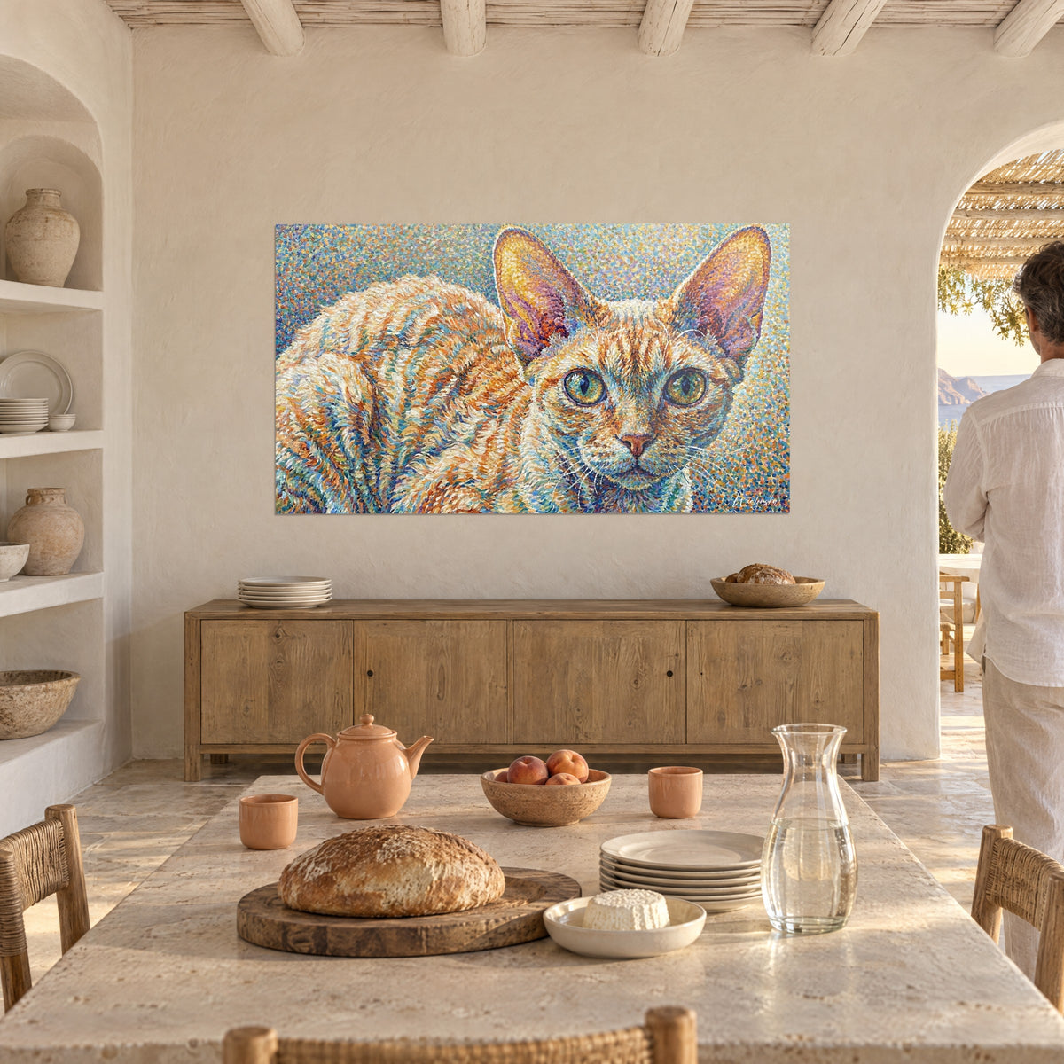Tableau chaton Devon rex au pelage rayé abricot et bleu glacier, grands yeux verts fixes, dans une salle à manger chaulée
