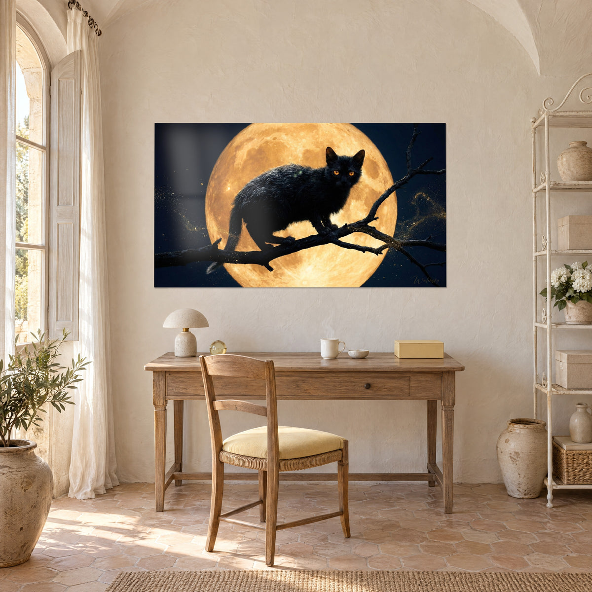 Schilderij nachtelijk portret van een zwarte kat met zilveren vlekjes, honinggele maanschijf en marineblauwe lucht, aan de muur van een kantoor in licht hout