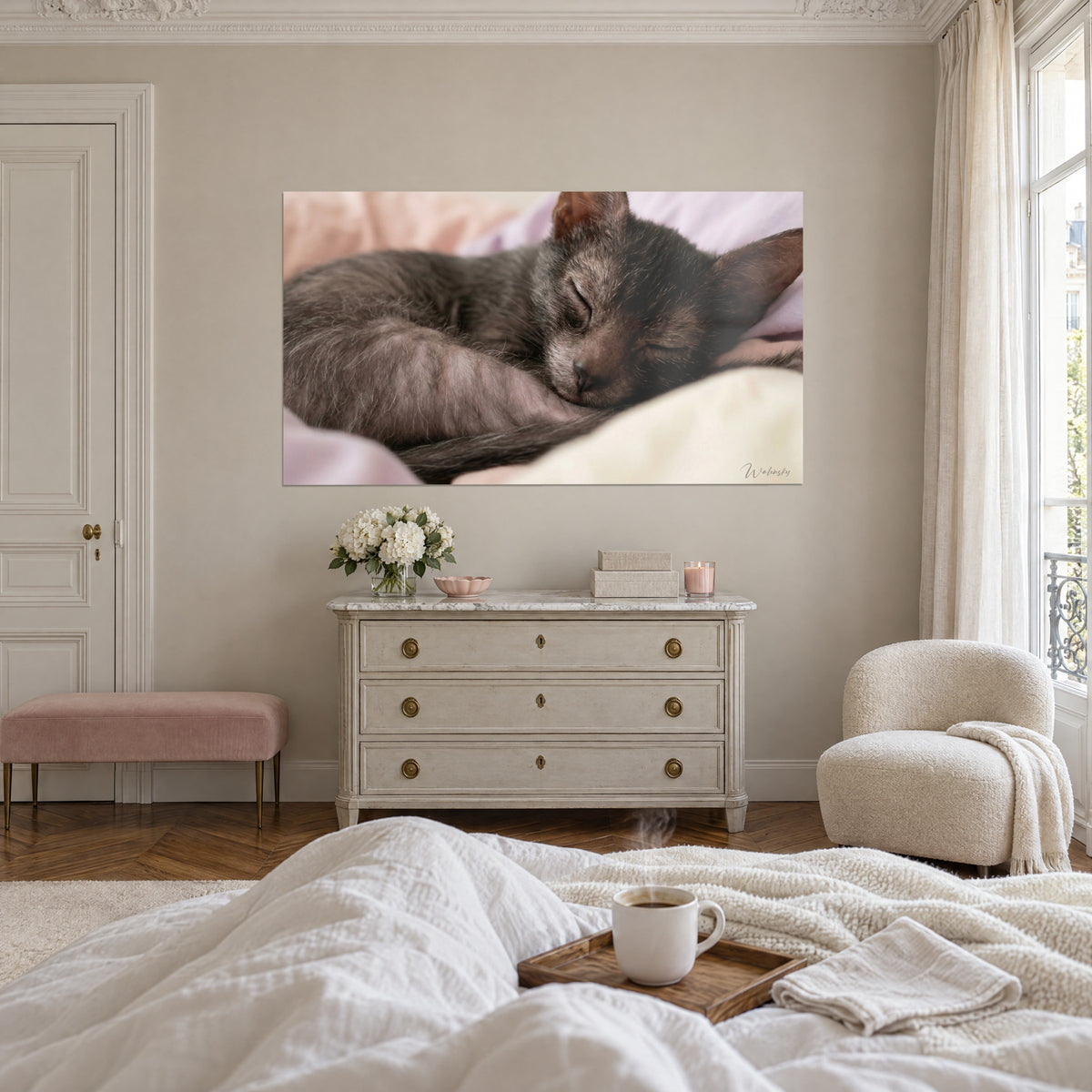 Πίνακας μικρό γατάκι Lykoi που λικνίζεται στον ύπνο, αραιό ανθρακί τρίχωμα σε φόντο λιλά και ελεφαντοστού, πάνω από κρεβάτι σε φωτεινό υπνοδωμάτιο