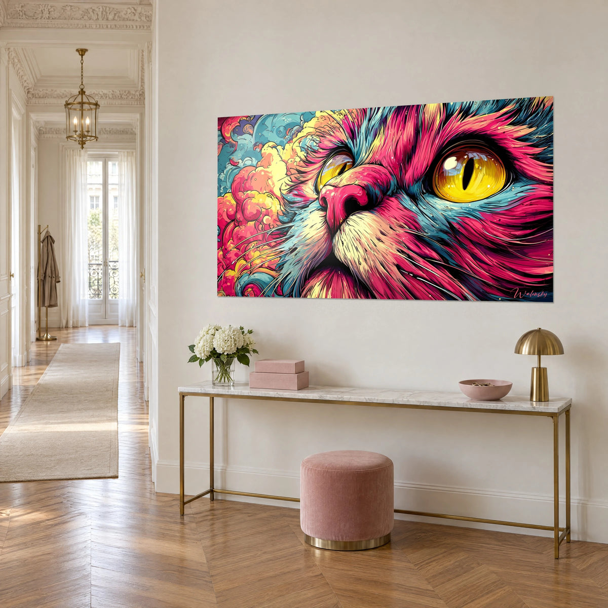 Cuadro retrato felino gráfico, hocico rosa vivo y nubes amarillo pálido, visto de tres cuartos sobre una pared blanca estilo Haussmann