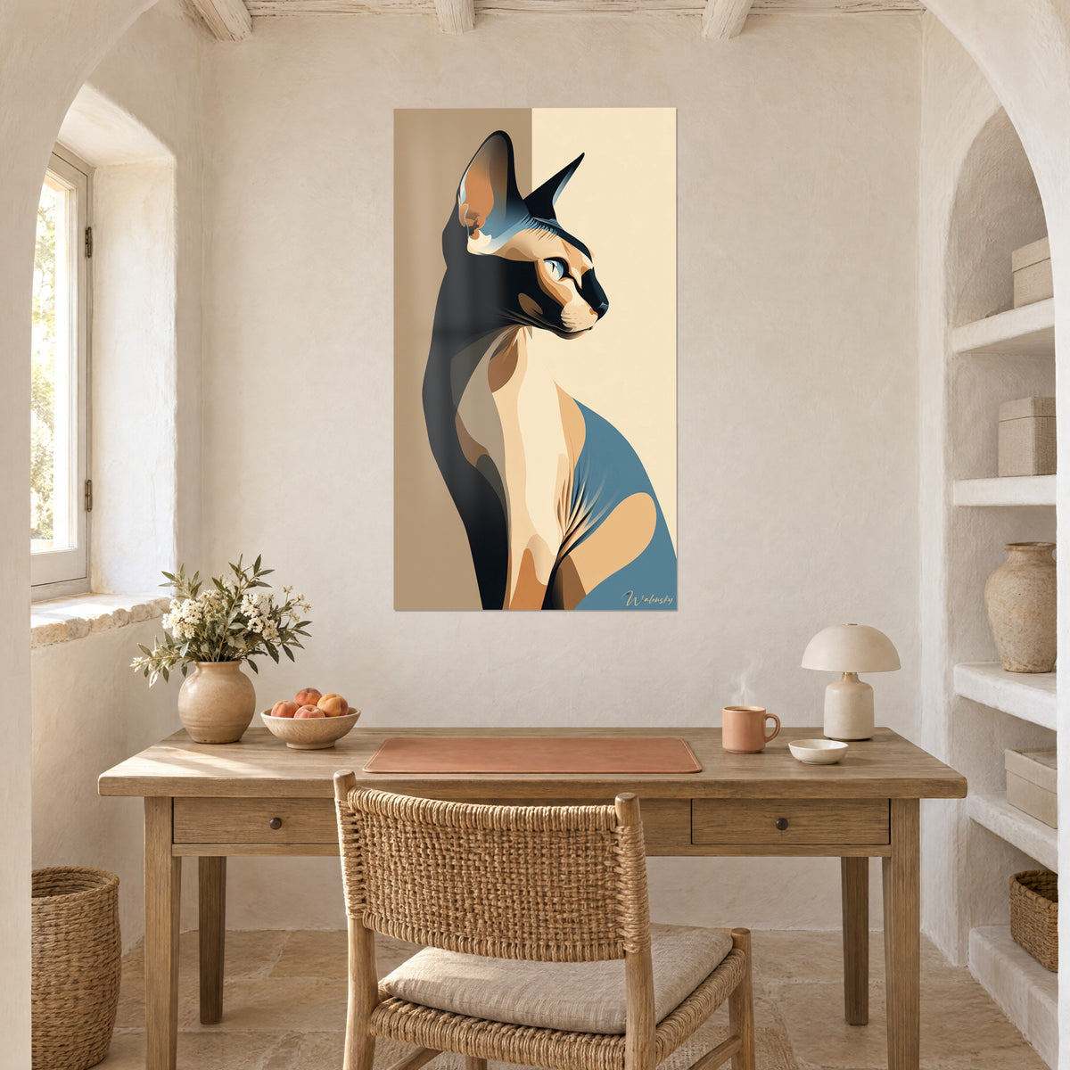 Cuadro perfil de gato elegante, oreja puntiaguda negra, planos azul cielo y albaricoque, encima de un escritorio de madera en una casa blanca