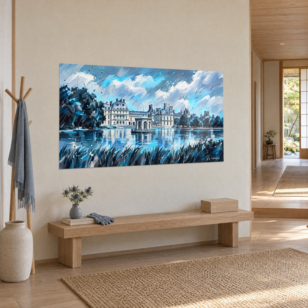 Tableau palais royal aux toits d'ardoise et pavillon blanc sur l'eau, ciel bleu ciel balayé, banc en bois clair en vue de trois-quarts