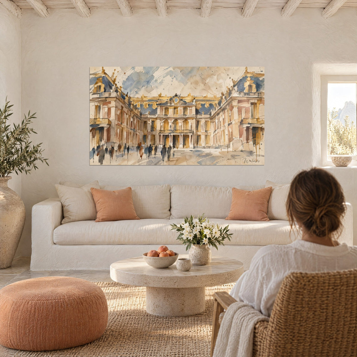 Quadro della corte reale di Versailles ad acquerello, facciata rosa e oro, tetti blu, donna di spalle, sopra un divano in un soggiorno luminoso