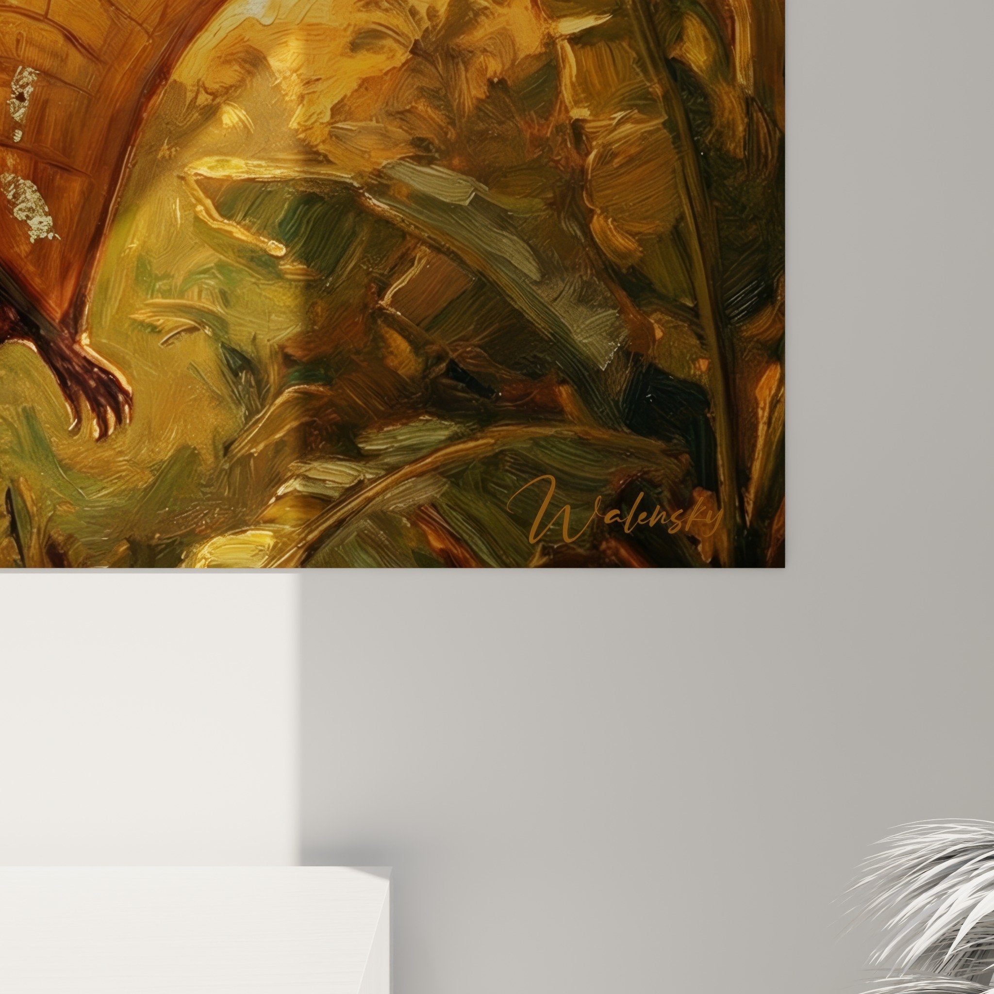 Übersichtsansicht des orangefarbenen tropischen Fledermaus-Kunstwerks im Wohnzimmer mit zeitgenössischen Möbeln