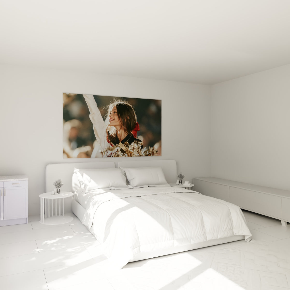 Jeune cheerleader au bras levé, tons blancs et dorés, au-dessus d'un lit dans une chambre claire