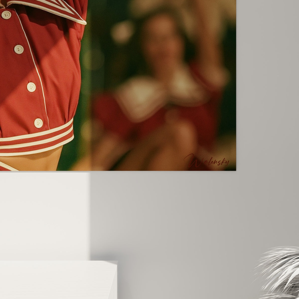 Détail du grain photographique sur l'uniforme rouge bordeaux et le pompon écarlate de la Cheerleader