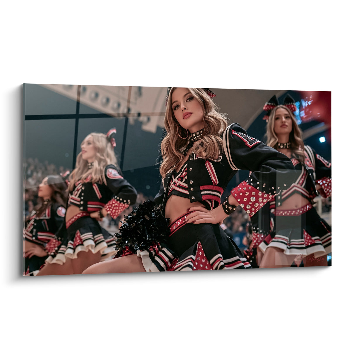 Cheerleader en tenue noire et rouge, pose assurée, strass scintillants et regard direct