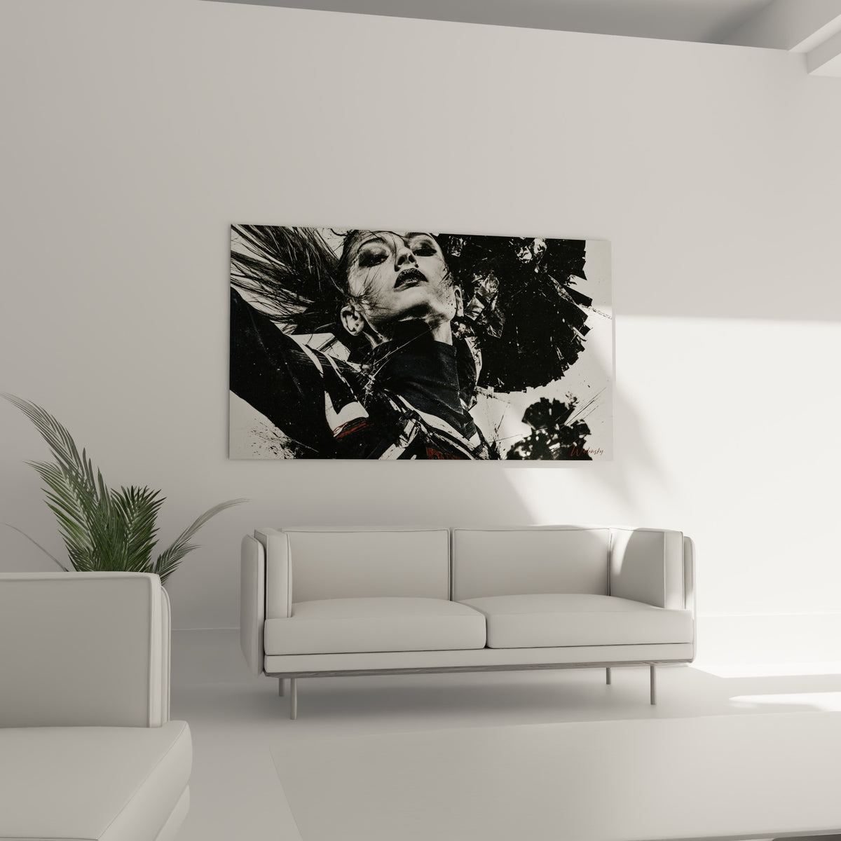 Portrait graphique aux textures granuleuses noir et blanc, au-dessus d'un canapé dans un salon lumineux