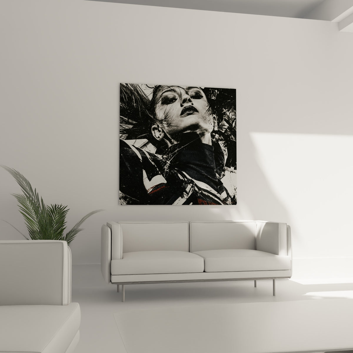 Portrait monochrome intense du tableau Cheerleader au-dessus d'un canapé dans un salon lumineux