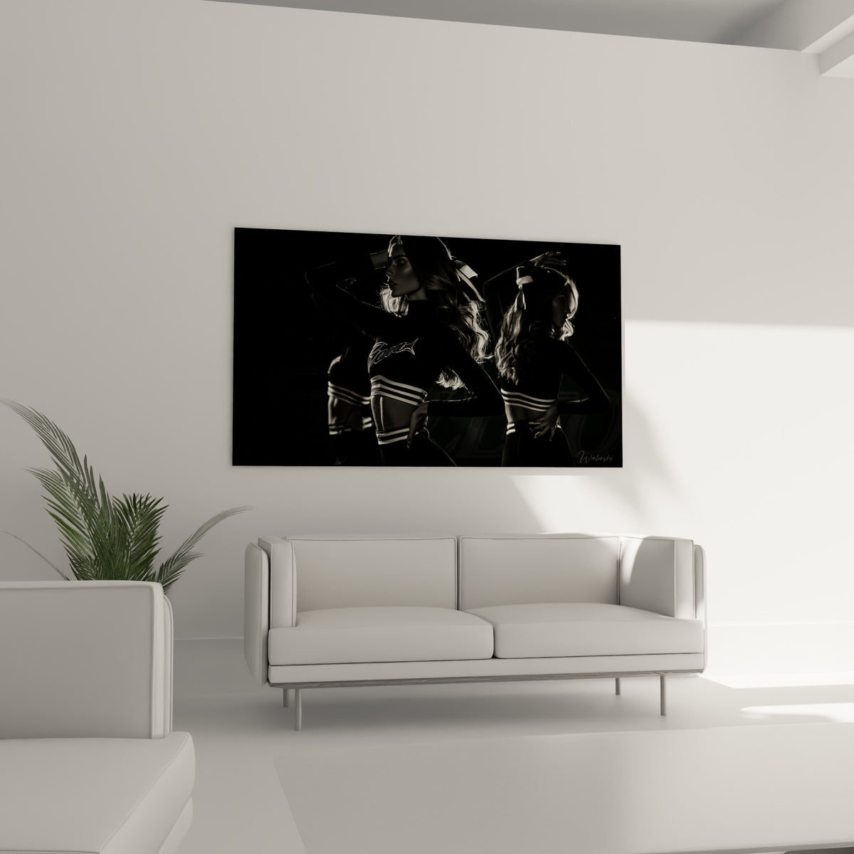 Profil de pom-pom girl aux tons anthracite et blancs, reflets brisés, au-dessus d'un canapé dans un salon lumineux