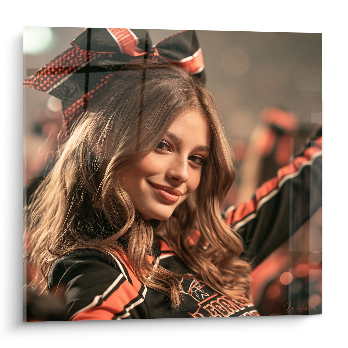 Pom-pom girl souriante au ruban orangé et noir, portrait chaleureux en lumière dorée