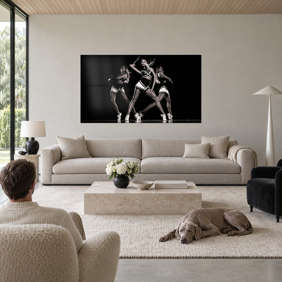 Silhouettes Cheerleader en tenue noire et blanche au-dessus d'un lit dans une chambre claire