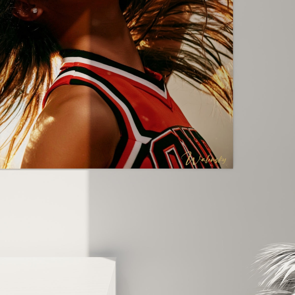 Grain et matière de l'impression révélant les coulures dorées et le rouge intense du maillot de la cheerleader
