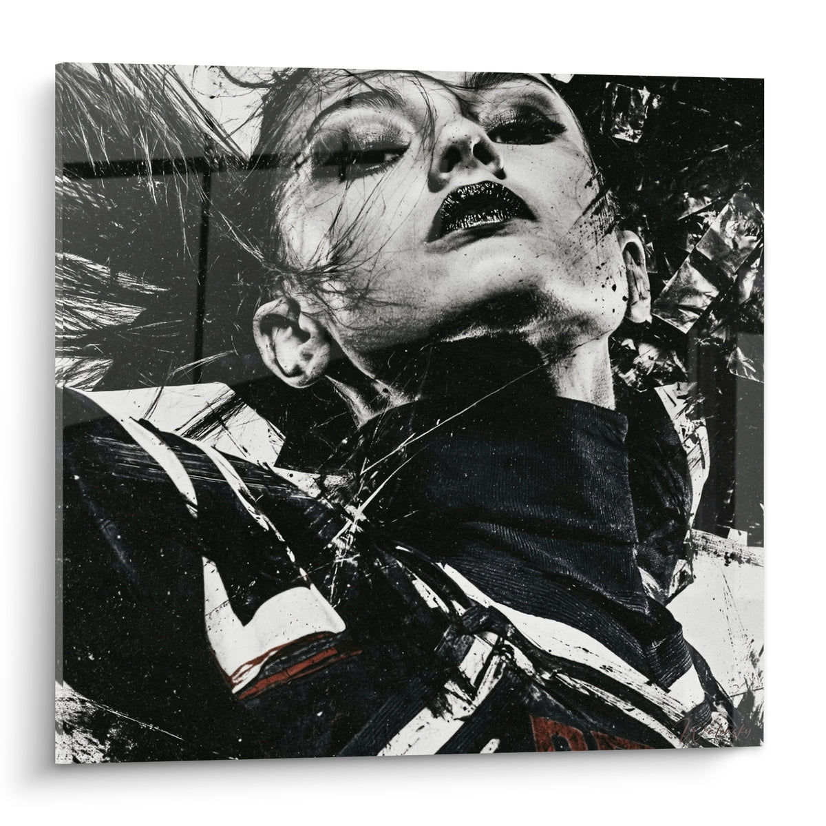Cheerleader tableau noir et blanc : visage renversé, lèvres sombres, chevelure en mouvement