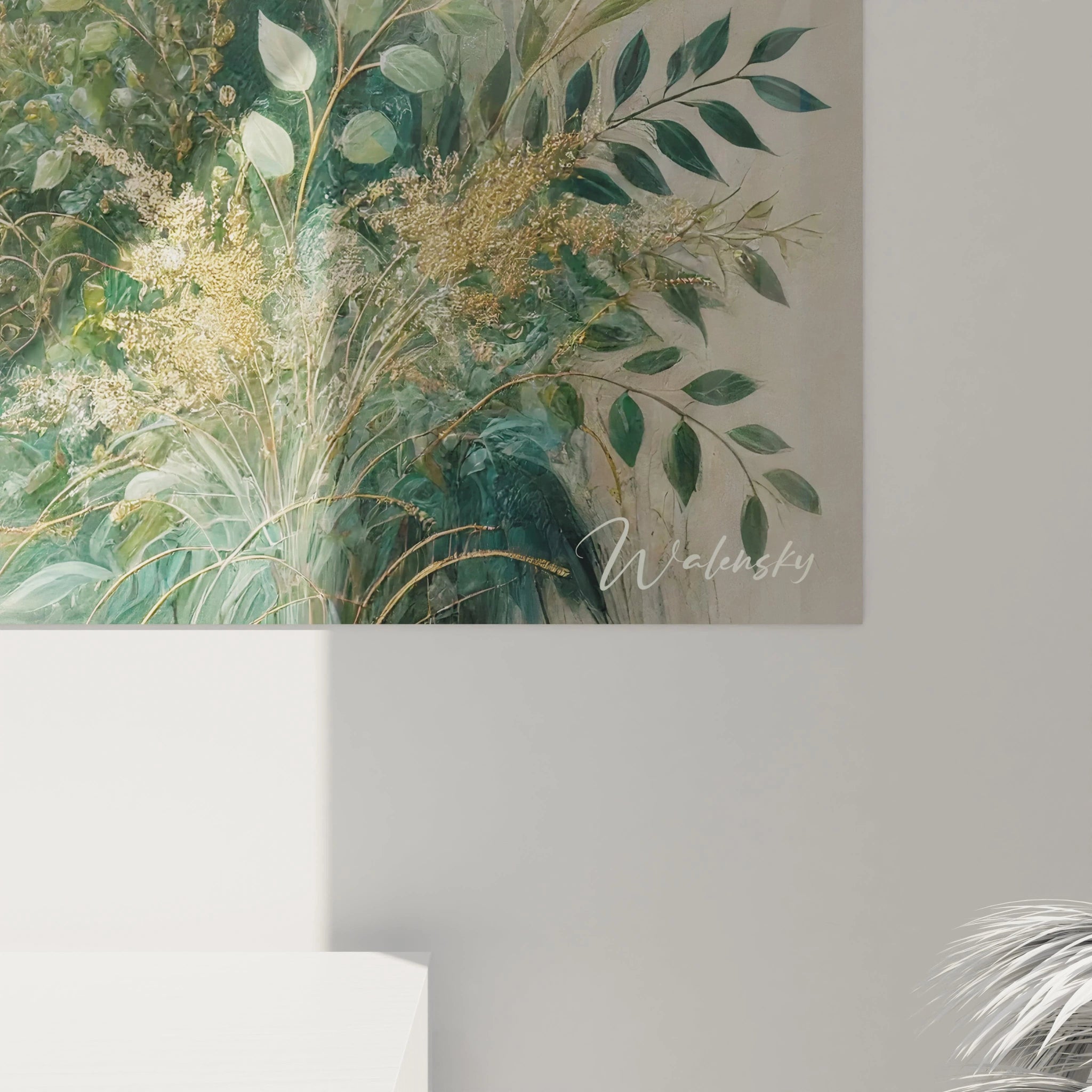 Appréciez les détails fascinants de ce tableau jungle en vue de près. Chaque feuille, chaque nuance de vert et d'or évoque la magie d'une jungle luxuriante et mystérieuse.