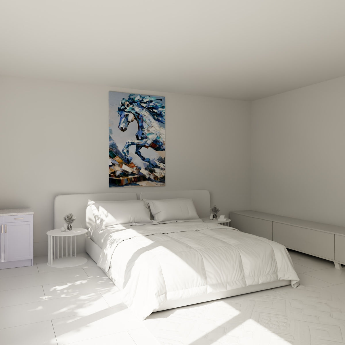 Cheval éclaté bleu et ocre en plein galop, accroché au-dessus d'un lit dans une chambre claire