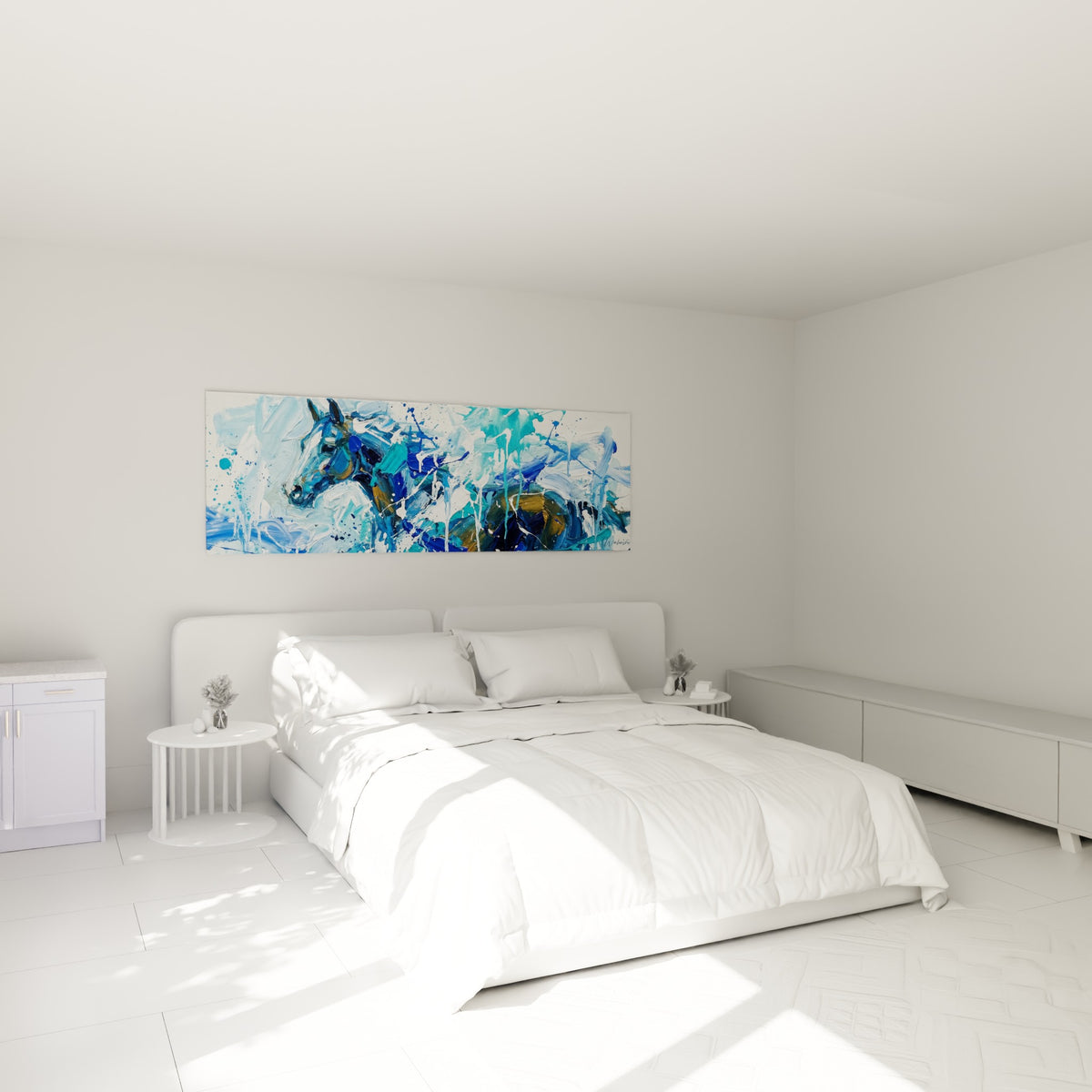 Encolure de cheval en touches bleu marine et dorées, accrochée au-dessus d'un lit dans une chambre claire