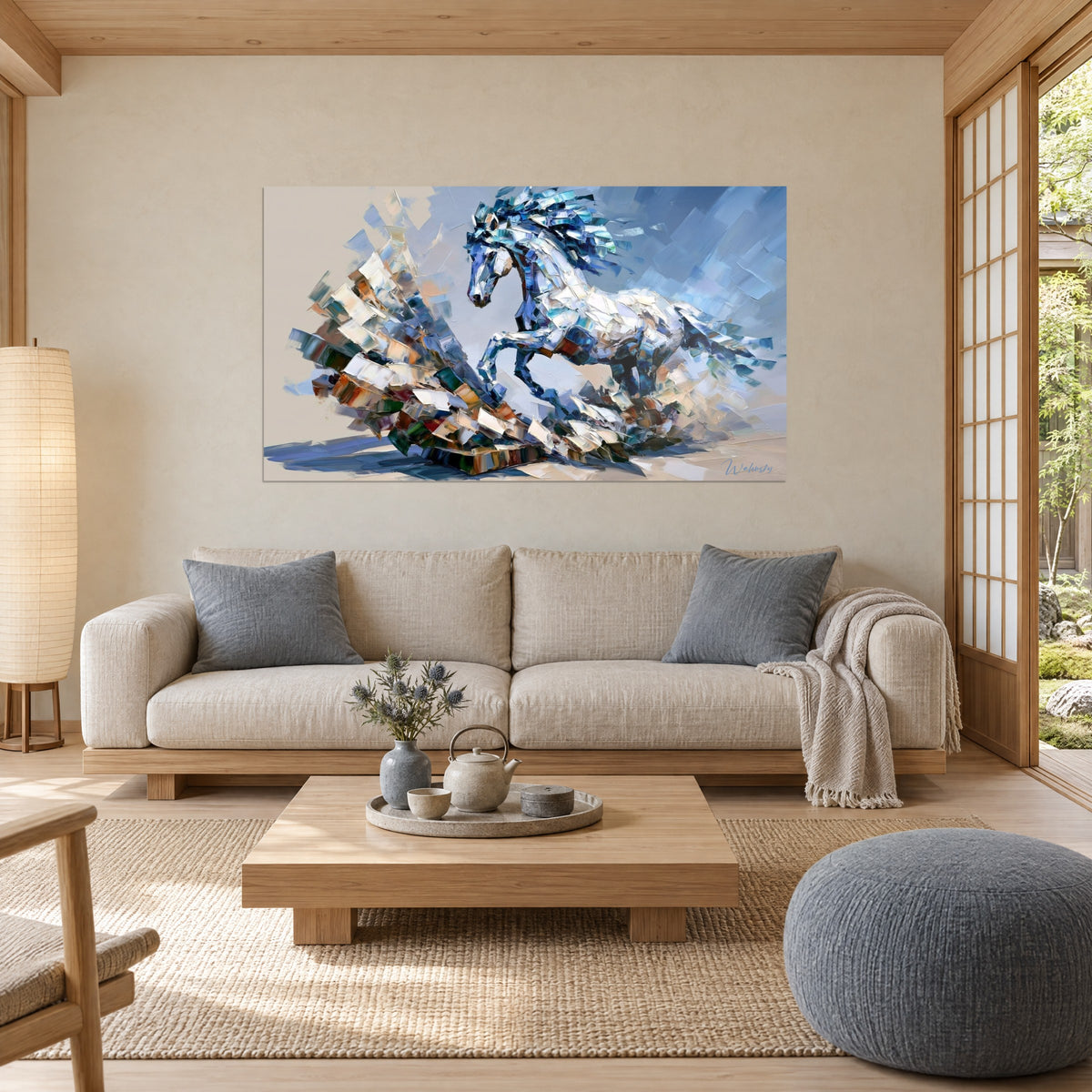 Tableau étalon blanc cabré en éclats de peinture bleu cobalt et ocre, accroché au-dessus d'un canapé dans un salon lumineux