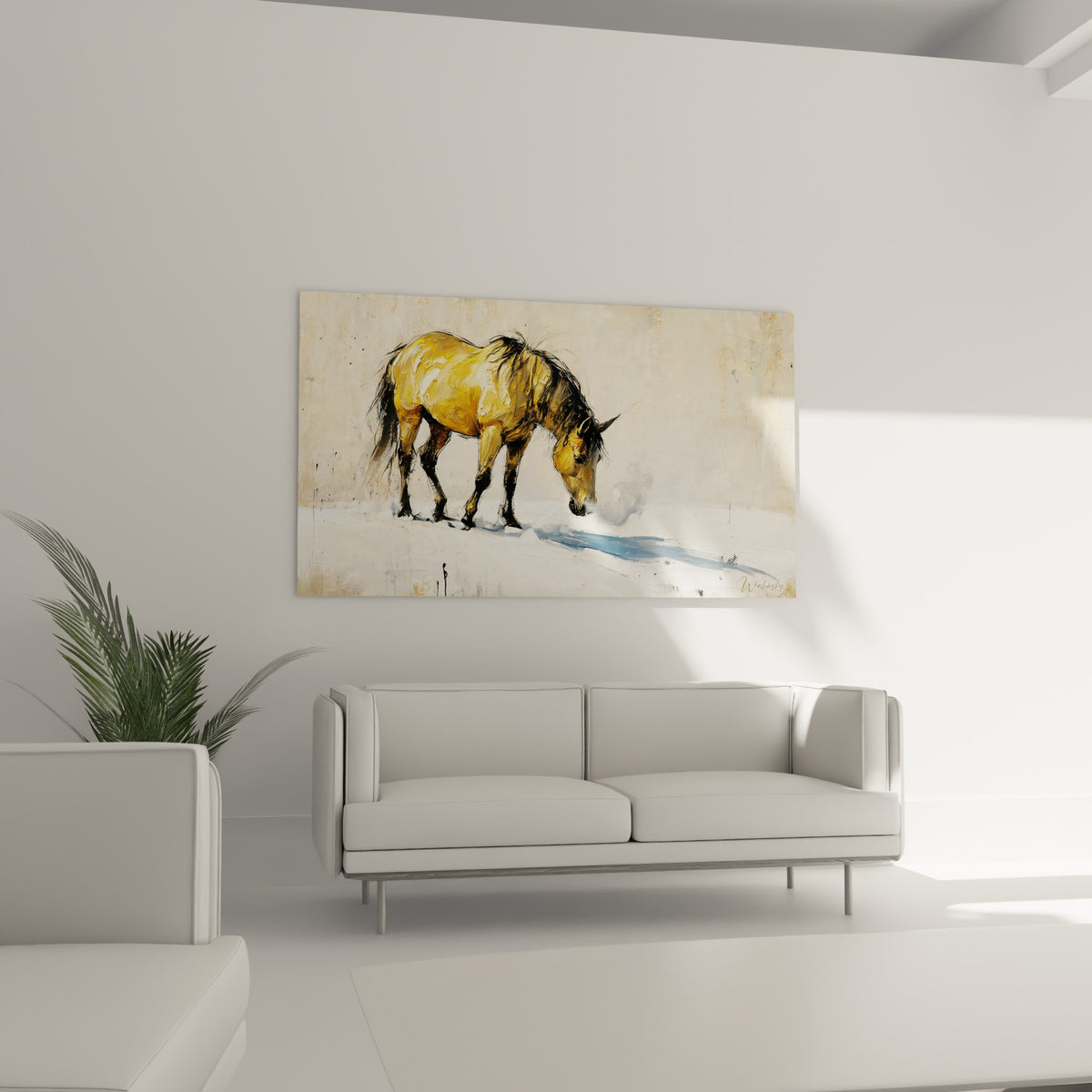 Empâtements dorés et touches ivoire sur le corps du cheval, au-dessus d'un canapé dans un salon lumineux