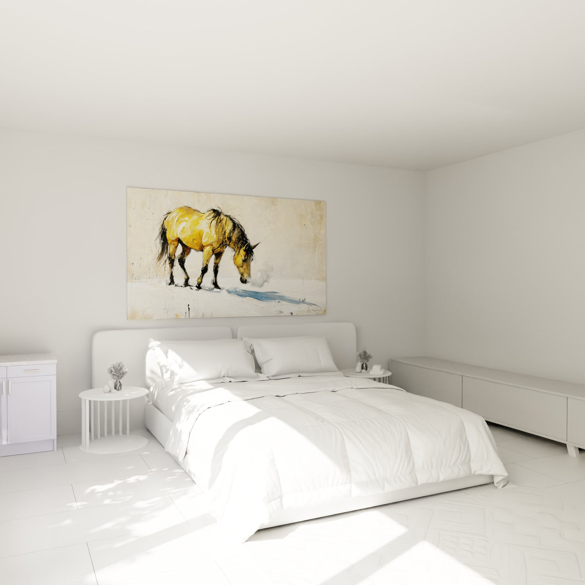 Robe ocre et crinière sombre du cheval baissant la tête, accroché au-dessus d'un lit dans une chambre claire