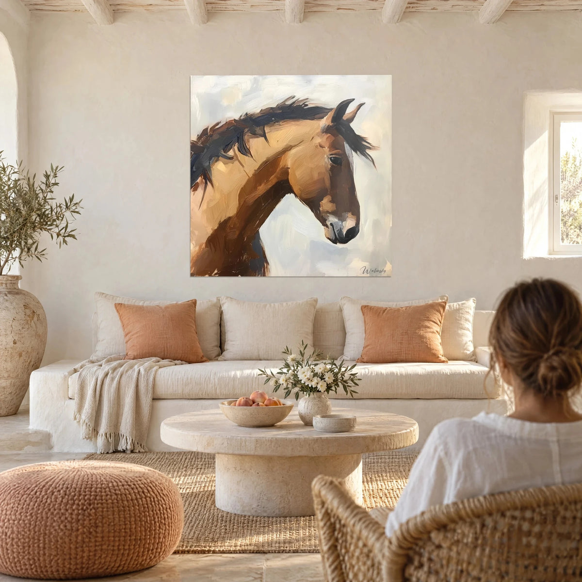 Quadro cavallo baio con criniera scura, ocra e marrone, dipinto a olio, sopra un divano in un soggiorno luminoso