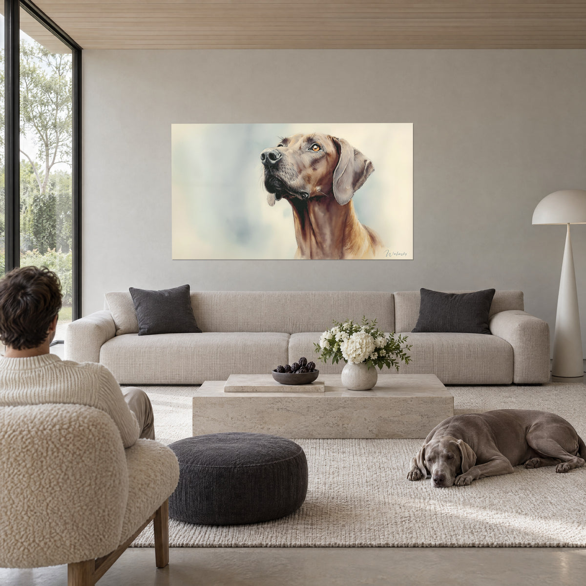 Cuadro de un perro rojizo levantando la cabeza, ojo ámbar luminoso, fondo gris azulado, encima de un sofá en un salón luminoso
