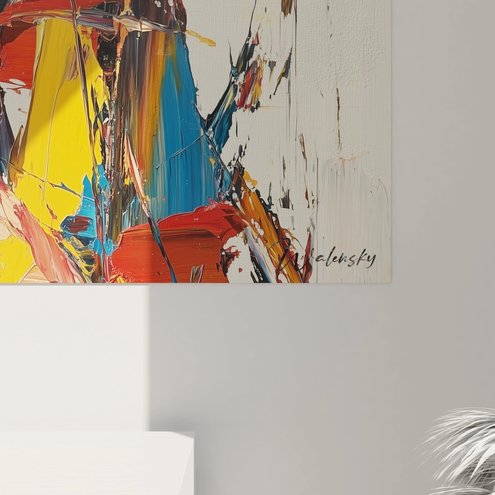 Tableau sensuelle abstrait aux nuances rouge, jaune et bleu marine, caractérisé par des coups de pinceau texturés et une composition centrée sur une silhouette féminine.