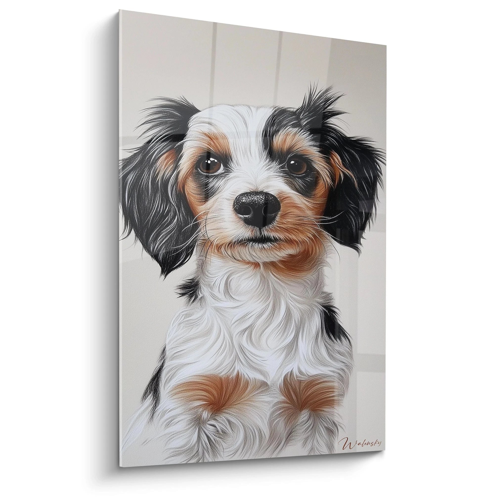 Un tableau chiot tricolore au premier plan, montrant un jeune chien aux oreilles tombantes noires, au museau blanc et aux marques marron. La texture du pelage est finement détaillée avec des poils soyeux sur fond neutre beige.