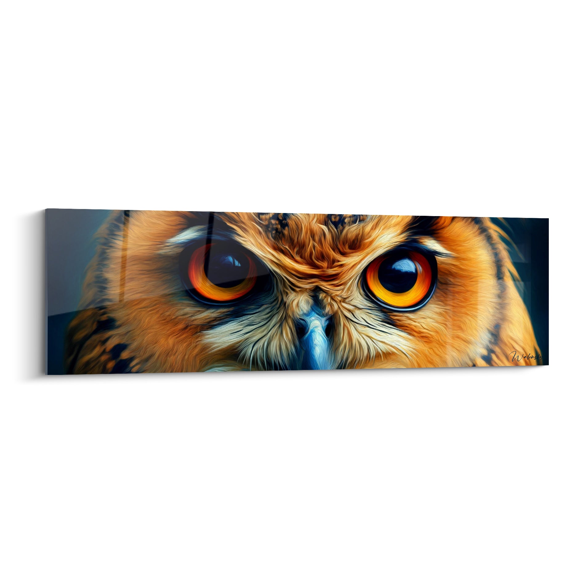 Chouette fauve aux yeux ambrés perçants, plumage orangé sur fond bleu marine profond