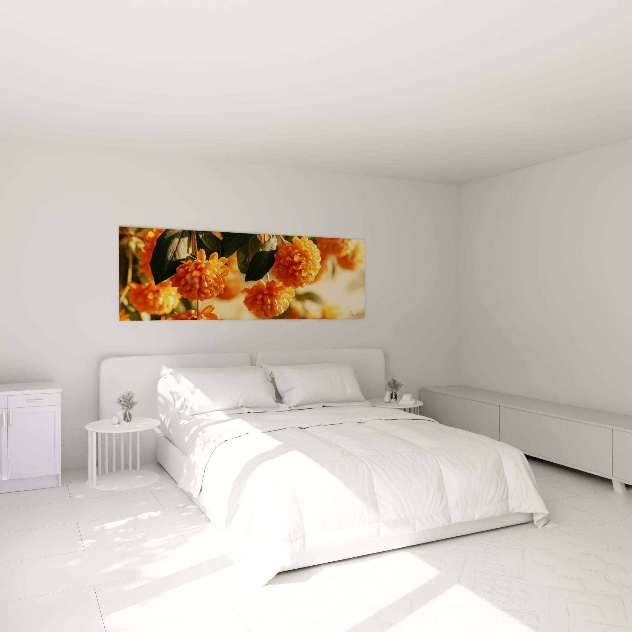 Fleurs de chrysanthème ambrées et vert profond, au-dessus d'un lit dans une chambre claire