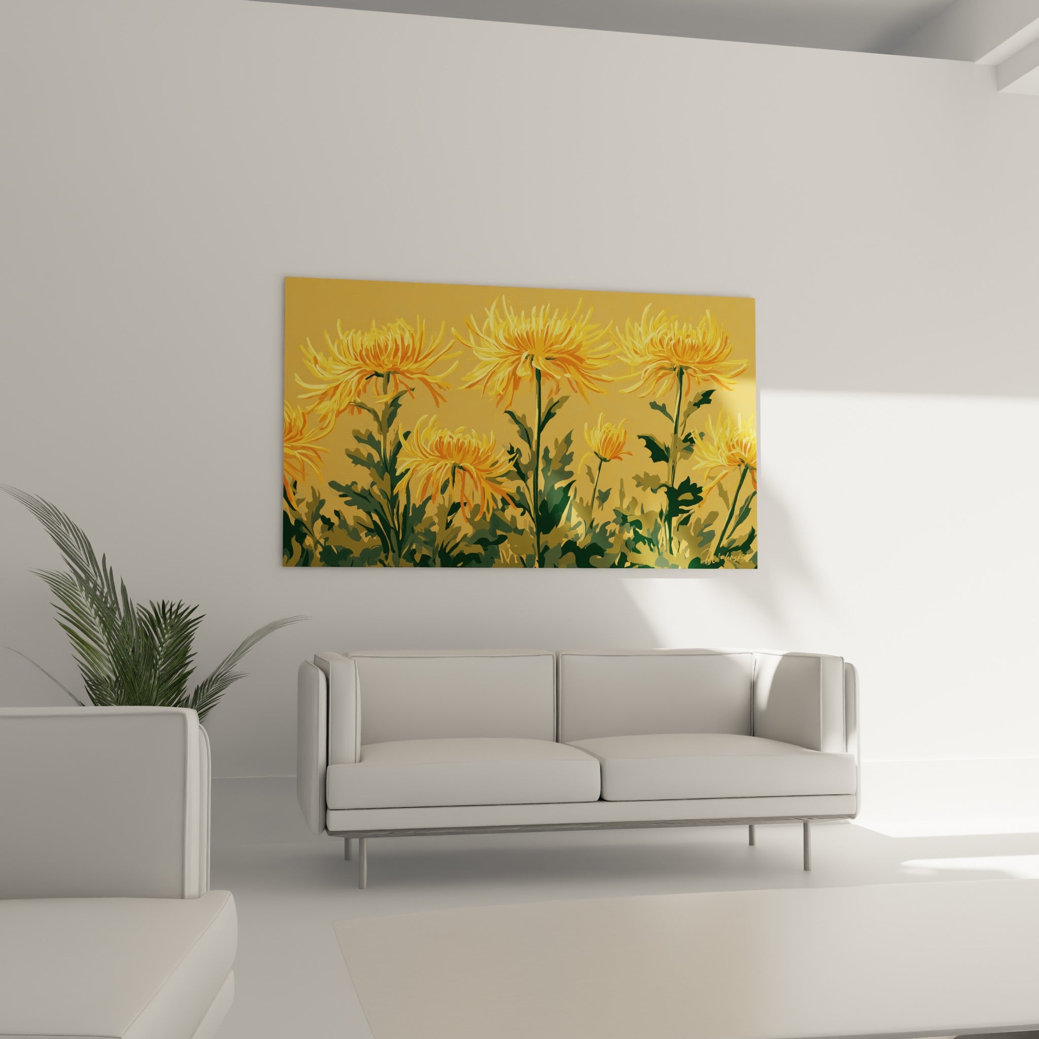 Fleurs de chrysanthème ambrées et feuillage anthracite au-dessus d'un canapé dans un salon lumineux