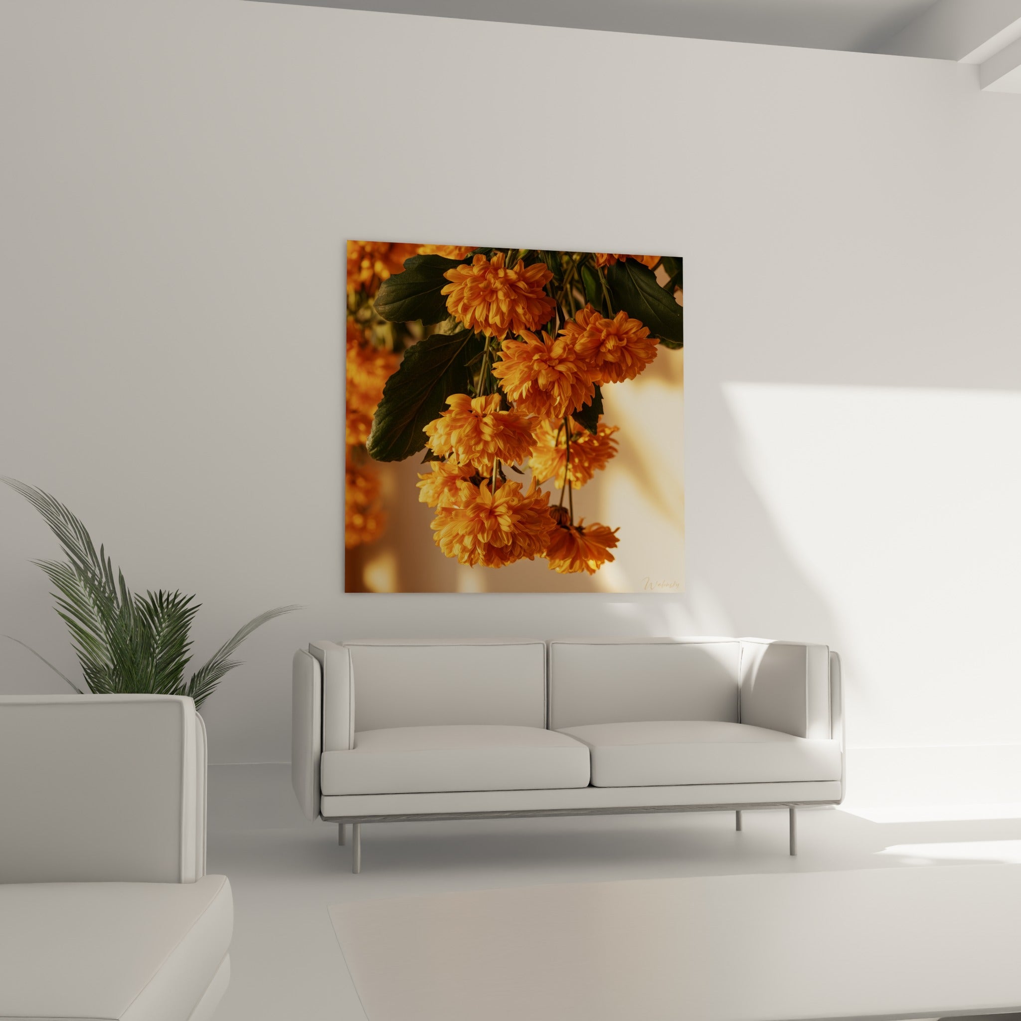 Grappe de chrysanthèmes ambrés et feuilles sombres, au-dessus d'un canapé dans un salon lumineux