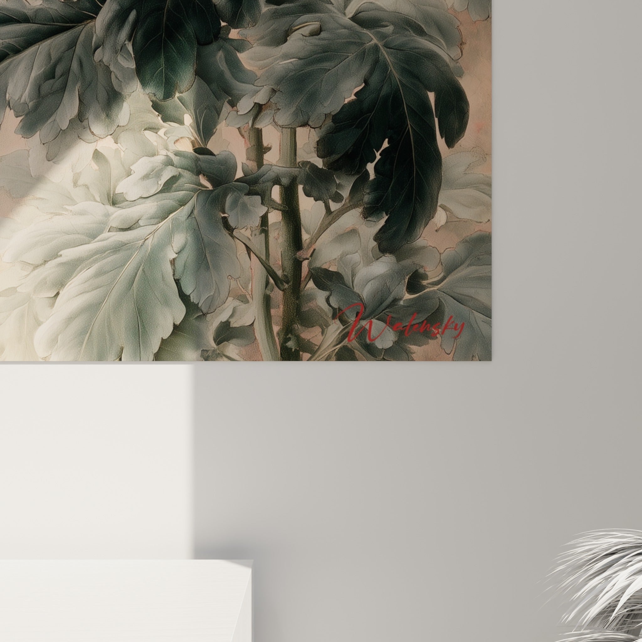 Pétales corail et gris anthracite du chrysanthème révélant la finesse des courbes peintes et des estompes