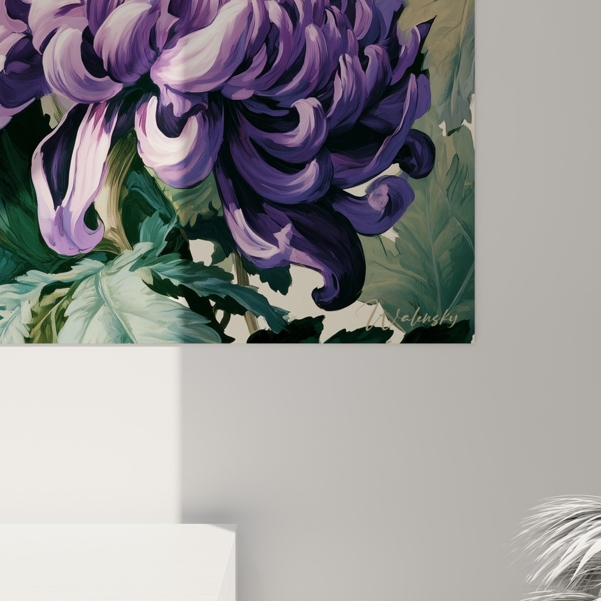 Grain de la toile révélant les touches d'aquarelle violette et les nuances vertes du feuillage du chrysanthème