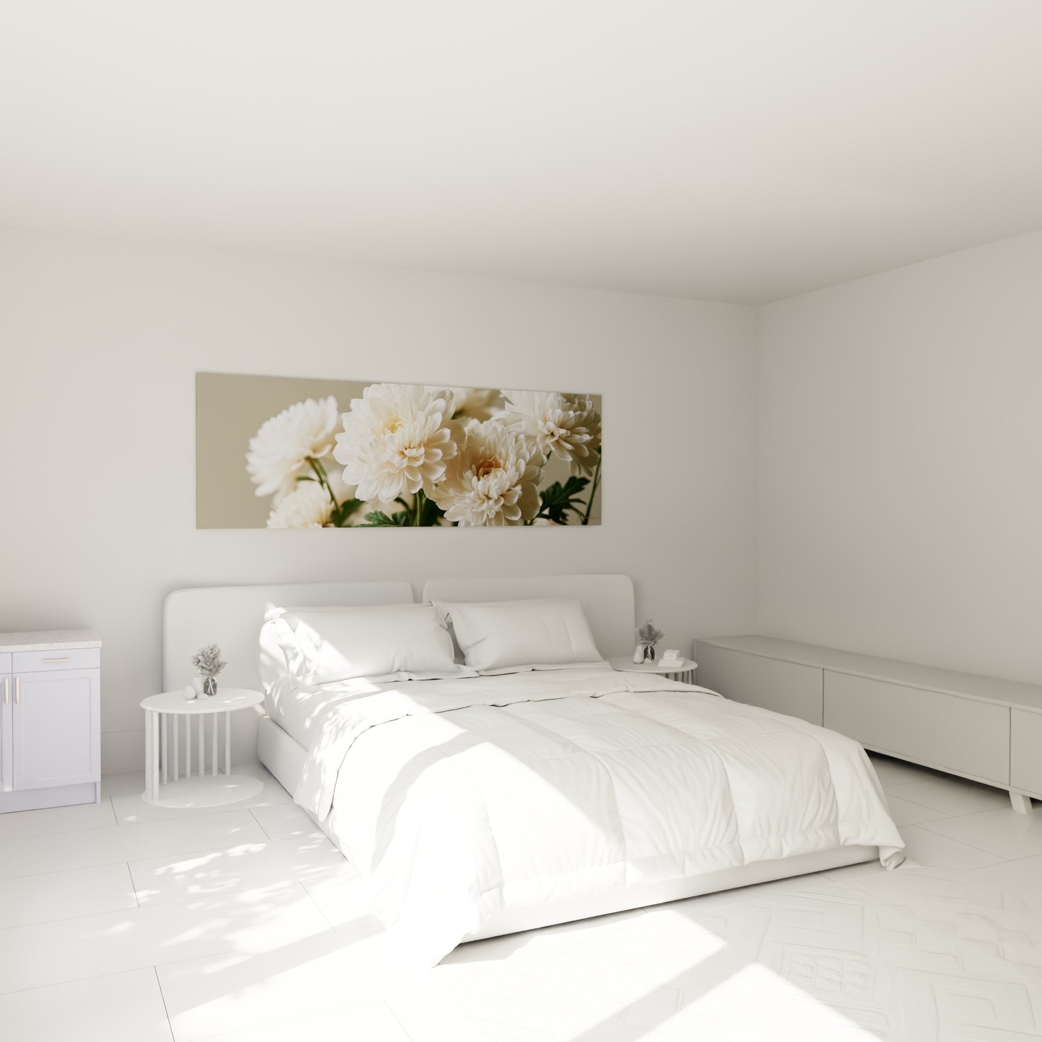 Bouquet de chrysanthèmes blancs et crème au-dessus d'un lit dans une chambre claire